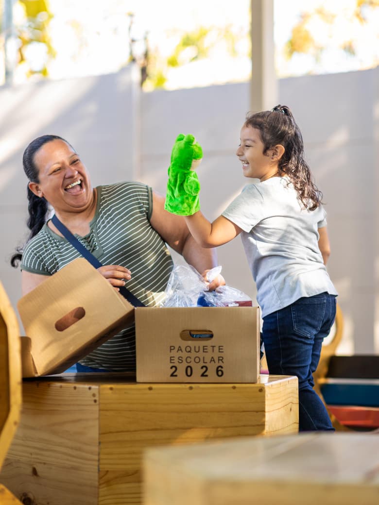 Como parte de las acciones para fortalecer el sistema educativo nacional, el Ministerio de <a href="/EducacionSV/">Ministerio de Educación</a> impulsa la entrega de paquetes escolares en todo el país, beneficiando a miles de estudiantes del sector público.

Esta iniciativa reafirma el compromiso del Gobierno de