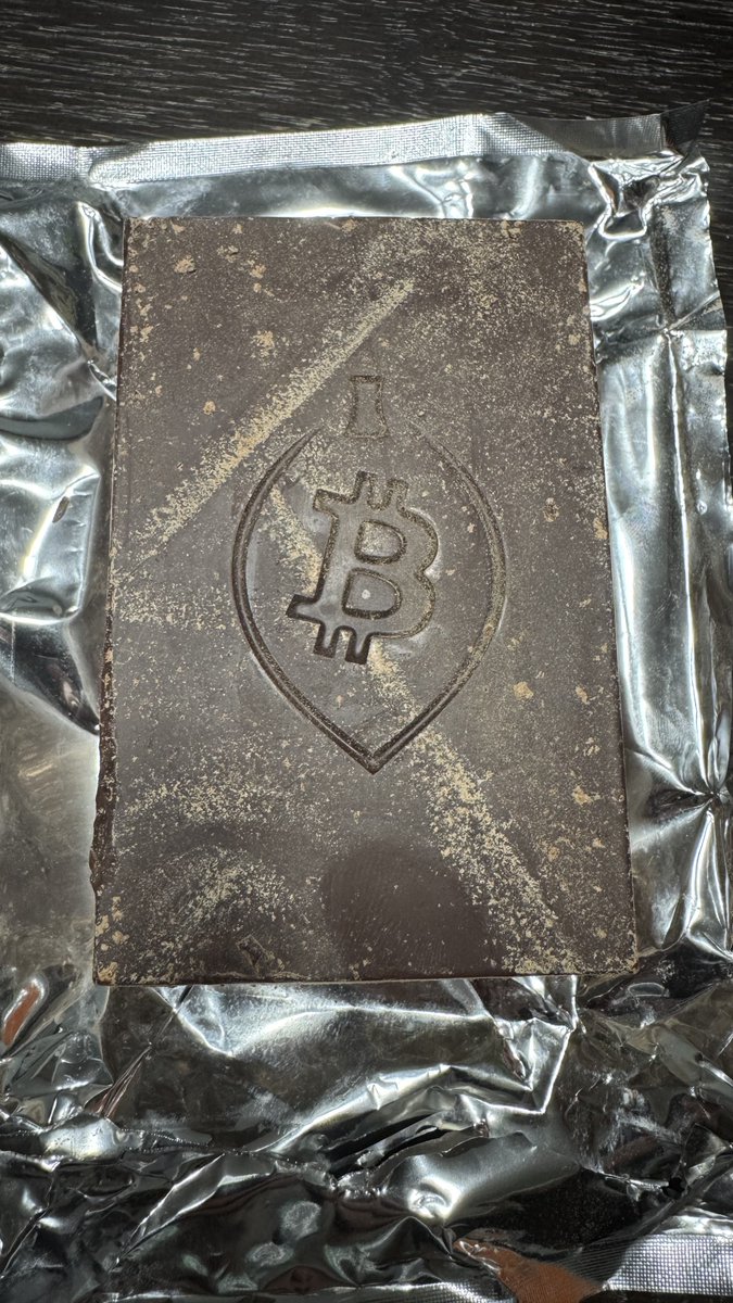 Nothing says happy Valentine’s Day quite like a 1-lb block of 100% cacao 🧡 🍫 

Thank you <a href="/josebitcoiner/">The Bitcoin Coffee Guy⚡️☕️</a> and <a href="/BitcoinBeans21/">Bitcoin Beans Proof Of Cacao</a> ⚡️ 🔥  this arrived today 🫡