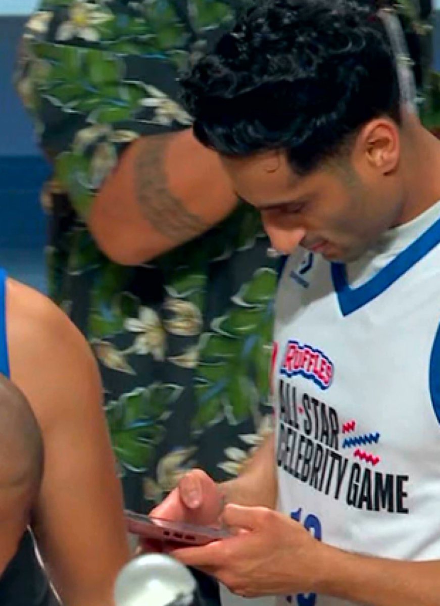 My goodness, have some respect <a href="/ShamsCharania/">Shams Charania</a>…during the game??????????