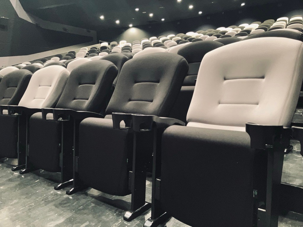 🎉5番劇場の椅子が新しくなりました🎉
普通席を両肘付きに変更。隣のお席との距離も広がり今までよりゆったりお楽しみいただけます。ゴールドクラス席は更にゆったりです😊