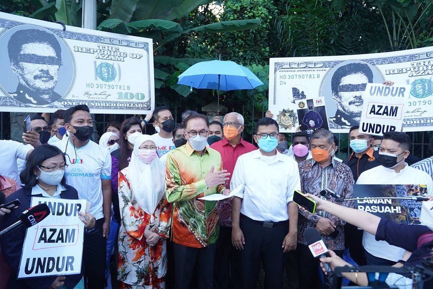 Susah nak recognize sebab pakai mask.

Guys. 

Sapa² kenal insan² yang berada di baris hadapan ini, minta deme hadir ke Himpun &amp; Lawan #TangkapAzamBaki pada ;

15 Feb 2026
SOGO, KL
4petang

Moga dengan kehadiran mereka, Memeriahkan lagi Perhimpunan Aman Ini. 

Sekian.