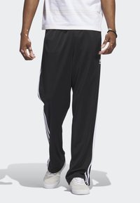 Manasav_ES's tweet photo. ¡Aprovecha los pantalones deportivos en negro y blanco por solo 38.95€ en Zalando! Antes 48.95€, ¡date prisa!
Accede a la oferta en => https://t.co/xay380m3un https://t.co/NEcrBq9e1Q