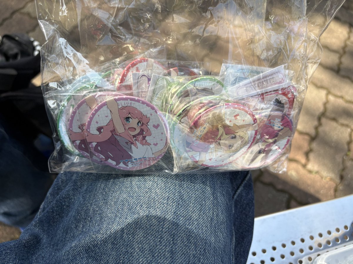 とりあえず缶バッジ目当ての3人以外2個ずつ、アクキー1個ずつ、目当て