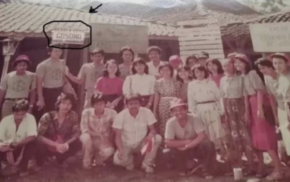 Ini adalah foto yang diklaim oleh BARESKRIM dan dipresentasikan Dirtipidum tanggal 22 Mei 2025, sebagai foto KKN nya Joko Widodo

Pertanyaannya:

JOKOWI nya manaa????

Mana JOKOWI nyaaa????

Yang duduk jongkok di bawah, wajah ganteng, hidung mancung, berkumis,  rambut hitam