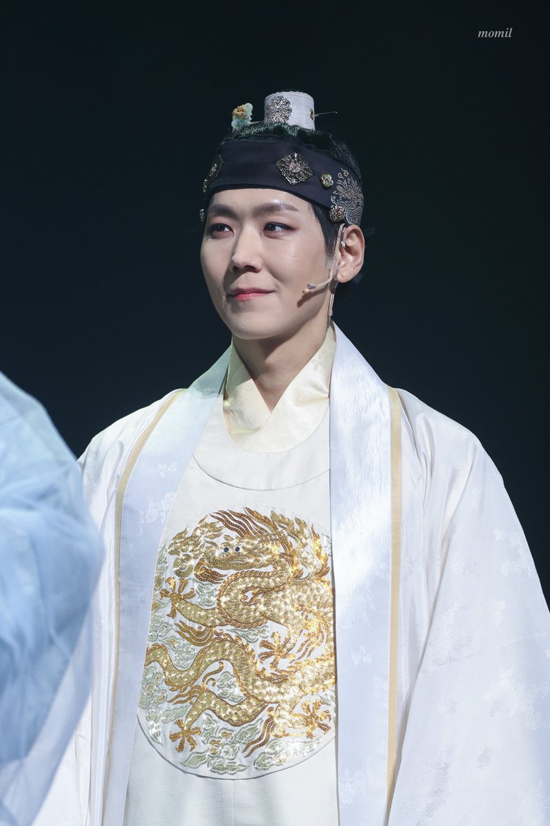 260213 뮤지컬 한복입은 남자 커튼콜데이 🌠

체념아래 홀로 남아 어둠속에 갇혀
의심앞에 지쳐다가 끝내 희망을 만나

세종/진석ㅣ #카이 #정기열