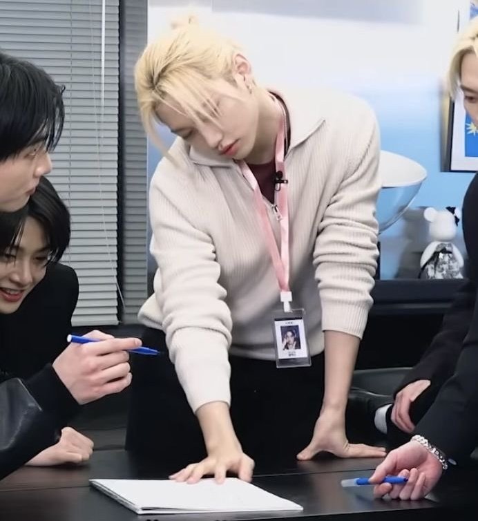 lkdaniellak's tweet image. secretaria sexy provoca al ceo en medio de una reunión laboral