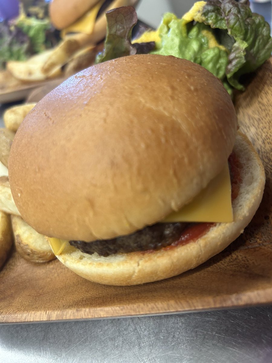 見たらもうだめ。
チーズバーガー食べたくなる瞬間ってこういうの。
店内でもテイクアウトでもどうぞ🍔
#ウミノネコーヒー焙煎所
#下関ランチ
#関門海峡