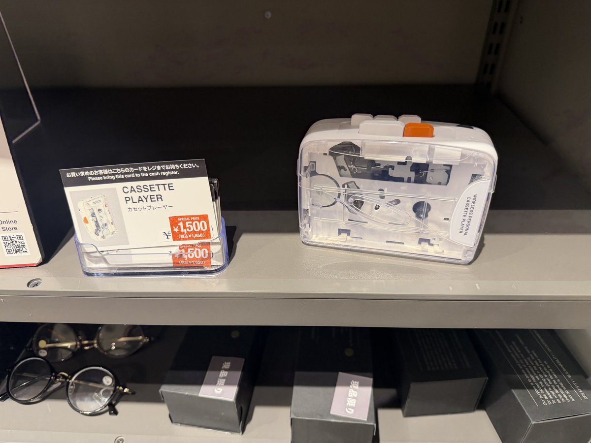 tyone's tweet image. スリコのカセットプレーヤーがたたき売りされてるから5台くらい買っとこう