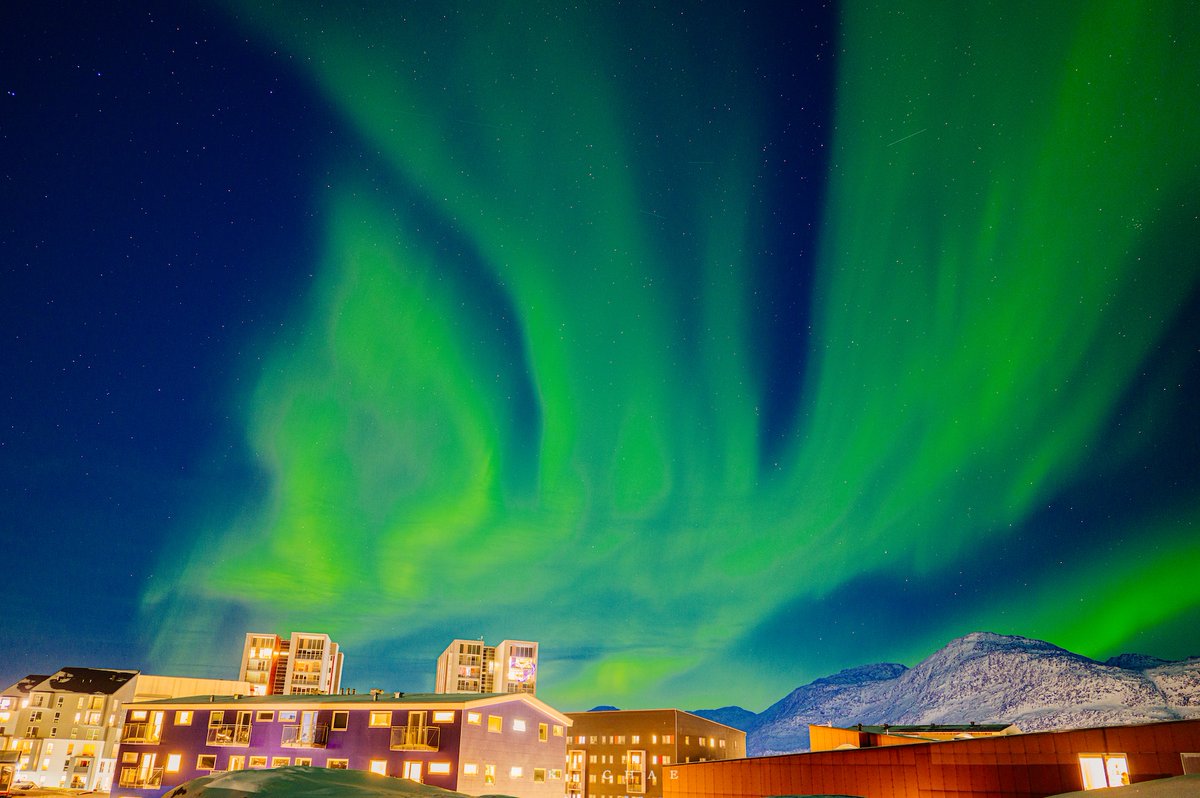 오늘밤, 그린란드의 수도 누크에서 아주 환상적인 오로라의 춤을 만났습니다. 정말 오랜만에 오로라를 정말 '만났다' 싶었답니다.