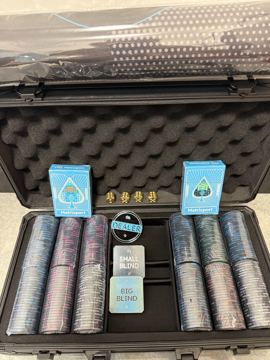 zhuanfgghjnb's tweet image. 感谢 @BiKingex 币王交易所送来的新年周边

心意满满，质感拉满，2026马年祝 #BiKing 一马当先、生态长虹

也感谢 @Matrixport_CN 送来的德州扑克新年套装

太懂我们了，DeFi 与德扑，核心都是胜率与心态

2026 马年，手握好牌，眼有远见，祝 #Matrixport 生态持续爆发