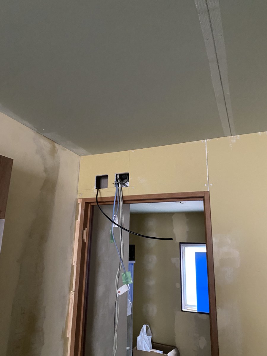 やっと大阪〜
移動半日つら(´･-･`)
次の準備してランドリー側の天井パテやっちゃうZE★