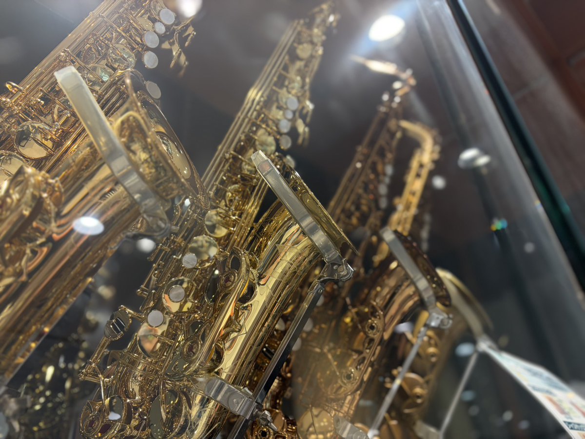 🎶 #YAMAHA YAS-82ZUL 入荷のお知らせ🎷

アンラッカー仕様モデルとなっており、他のサックスと比べて明るい金色になっている見た目が特徴です！
（こうして並んでいるとすべて一緒にも見えますね…）

ご試奏、お問い合わせはお気軽に島村楽器市川コルトンプラザ店まで！✅