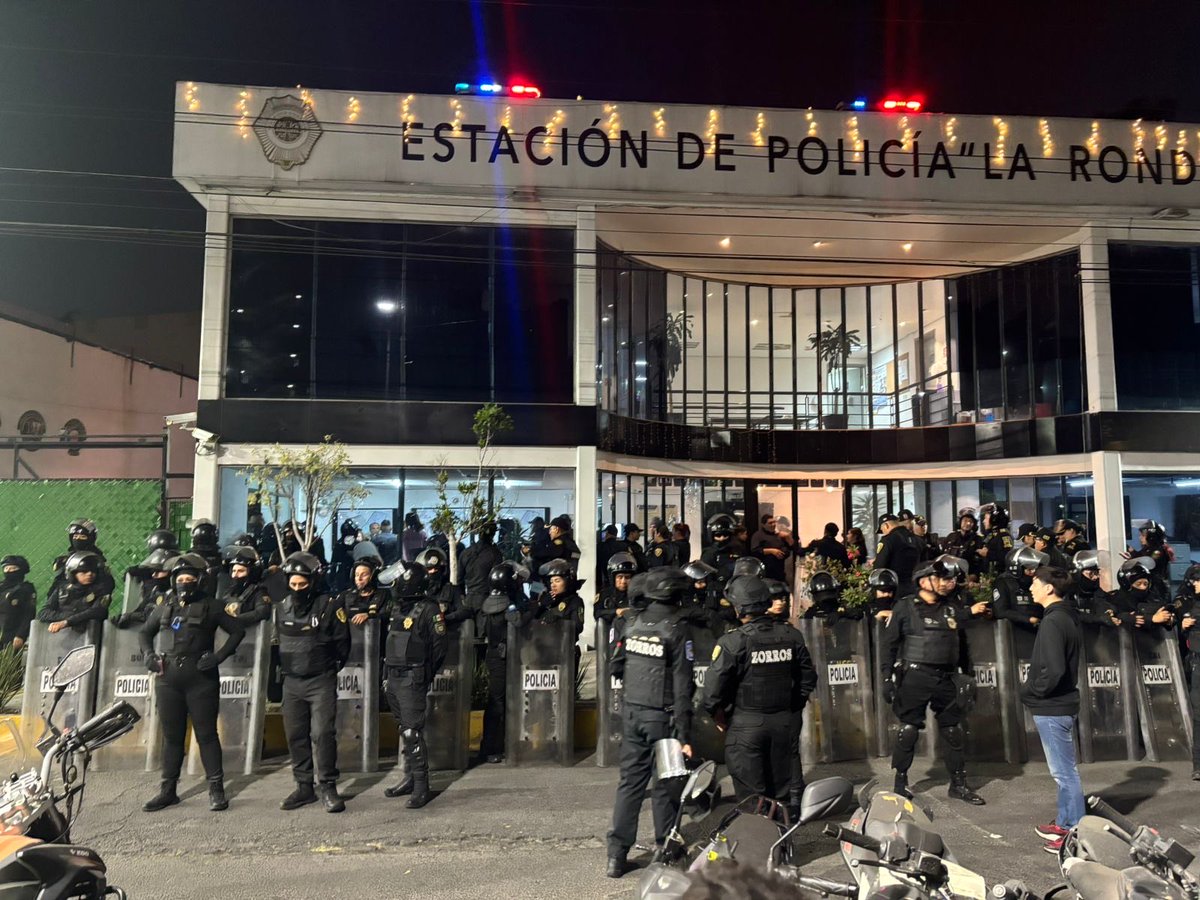 SuenaDignidad's tweet image. ⚠️ URGENTE: REPRESIÓN Y DETENCIÓN ARBITRARIA EN CDMX ⚠️

La organización @lleca_org denuncia que su directora Victoria Samano y compañeras solidarias, fueron detenidas de forma ilegal por policías en la @AlcCuauhtemocmx.