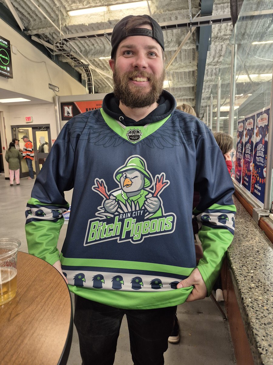 BC_Leafsfan's tweet photo. BITCHIN' PIGEONS
@ClippersHockey @fuego_schaf @TheJoeCooper #fillthefrank https://t.co/9XfHkBo44y