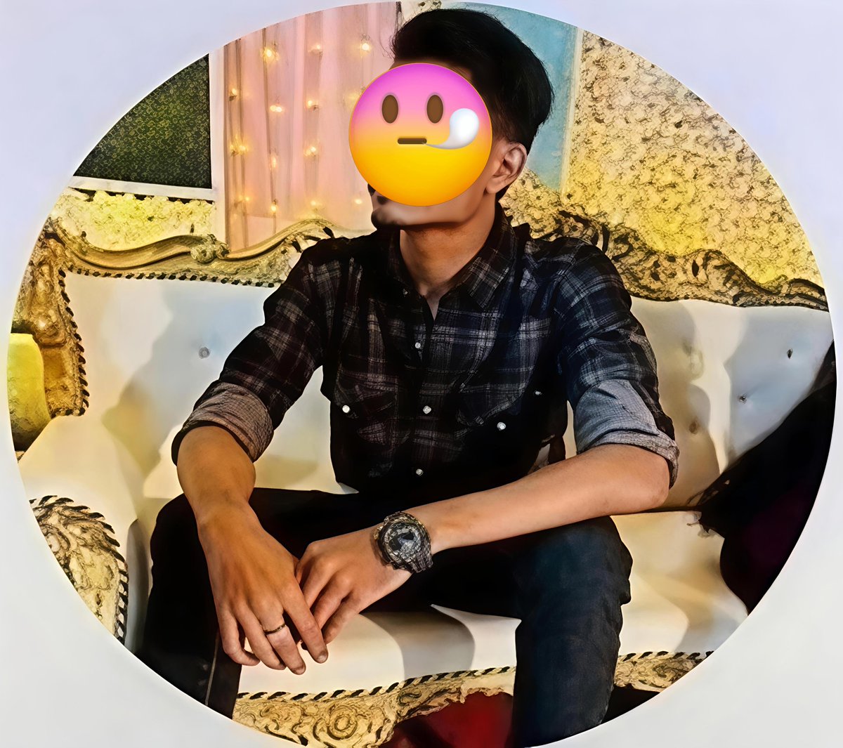 प्यार ने तीन दिल जोड़े, लेकिन एक गोली ने सब कुछ खत्म कर दिया!

Valentine day  से ठीक पहले गोवंडी की तंग
गलियों में 19 साल की शिफा के सपने बड़े थे!
 
लेकिन 10 फरवरी की दोपहर उसे पता नहीं था कि वह दिन उसकी आखिरी दिन होगी!

नदीम (रिजवान) शिफा का सपना था,जिससे वह रातों भर बातें करती