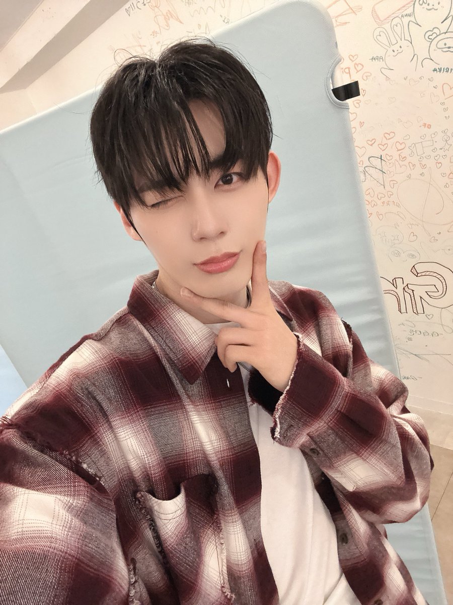 좀 있다가 1시에 FC live에서 만나요~!!

#BXB #비엑스비 #JIHUN #지훈