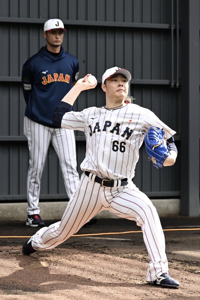 【侍情報】

松本裕樹投手が侍ブルペン一番乗り
後ろからダルビッシュ有投手が見守る中、32球投げ込みました！
#侍ジャパン