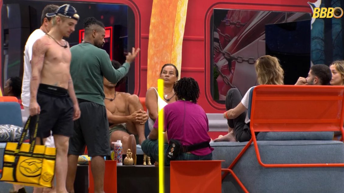 Lembro quando o “grupo” da Ana Paula era ela, Milena, Juliano e Boneco. 

Com os resultados dos Paredões, a galera foi juntando neles na cara de pau. 

Agora é o maior grupo da casa. #BBB26