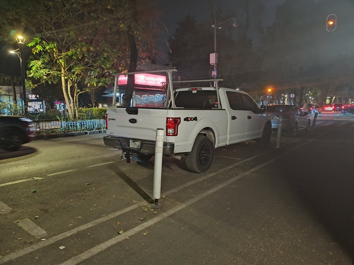 yafferr's tweet photo. @ecoParq quien nos ayuda con este bello ciudadano que se está ocupando dos espacios de estacionamiento sobre Av. Álvaro Obregón casi esquina con Tonalá? https://t.co/vLtX8HCM7z