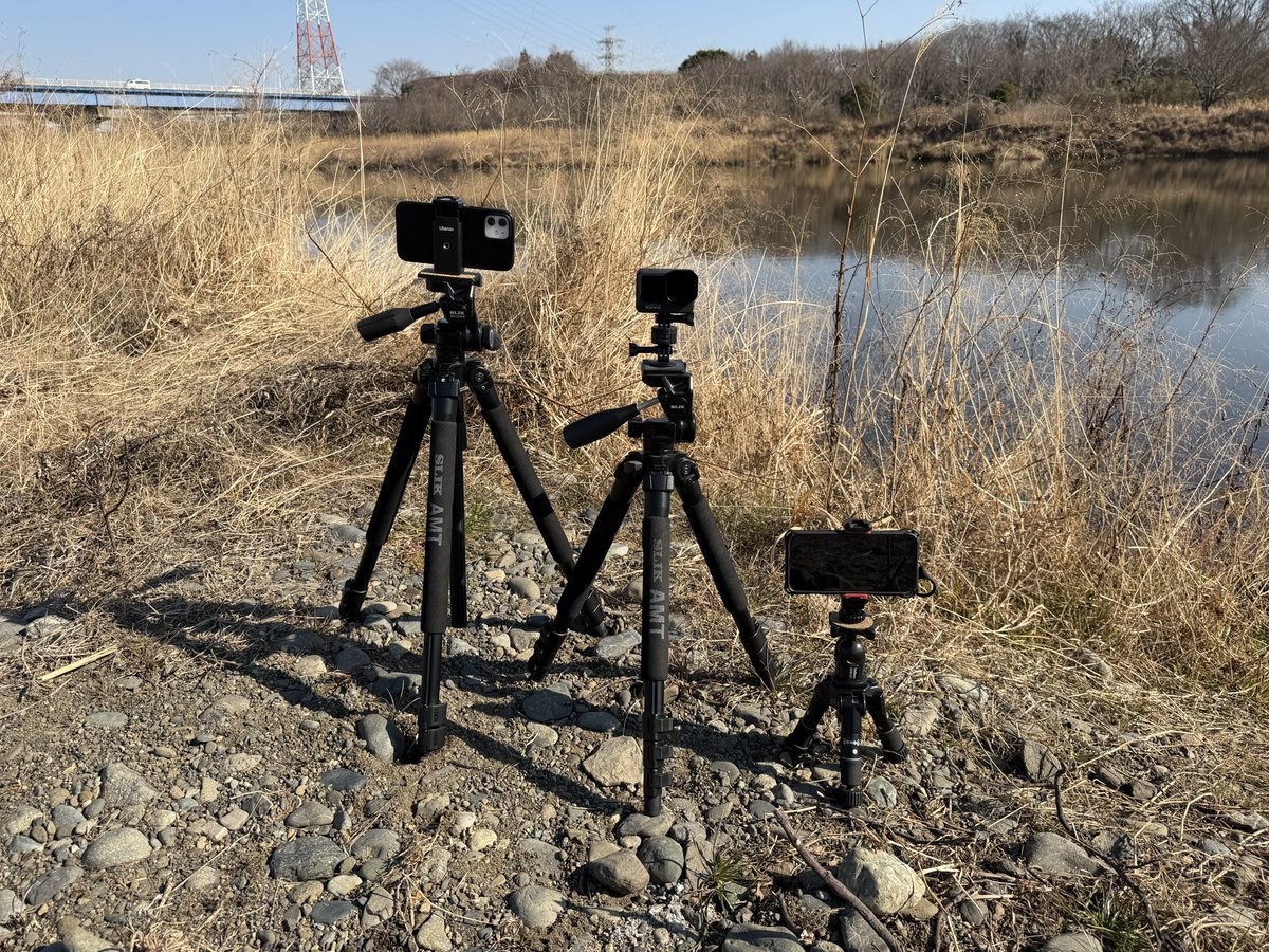 take___off's tweet photo. 写真や動画の撮影はスマホかアクションカメラしか使わないのに、三脚だけは無駄にゴツい。
左：ハードオフで3300円で購入
　　SLIK  AL-TIM 330HD
中：親父の形見
　　SLIK  EXCELLA PRO
右：15年くらい前に購入
　　Velbon ULTRA MAXi mini https://t.co/JiS2M8Y4Qn