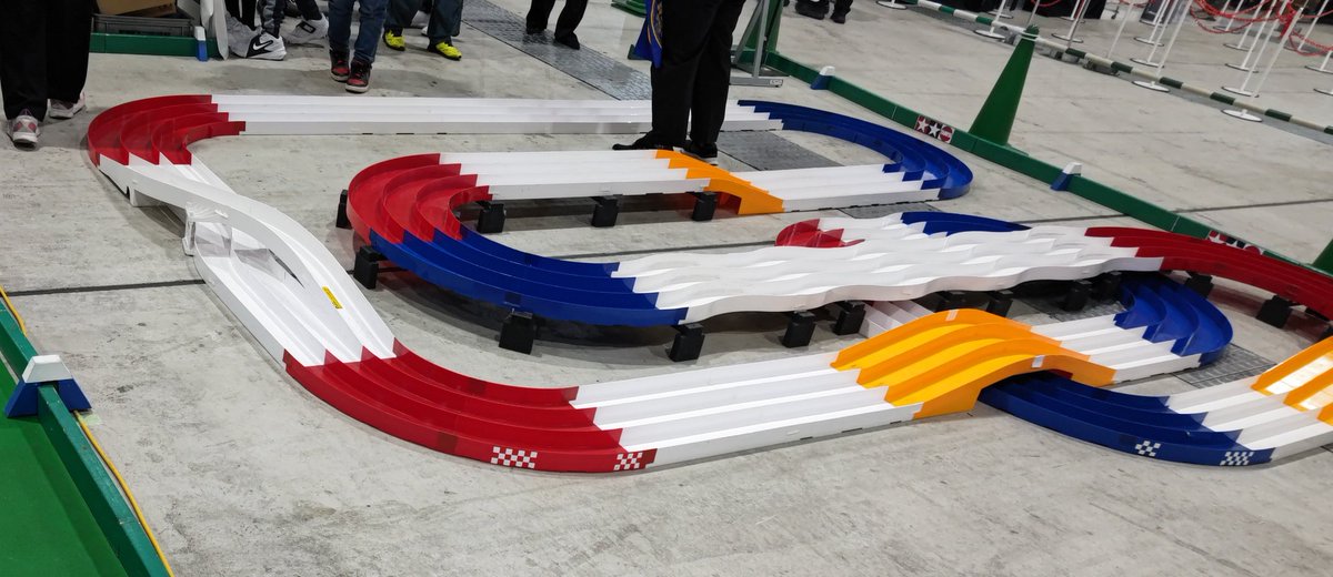 今回タミヤはRC以外にもミニ四駆コーナーも展開してて体験走行で賑わっている(・∀・)