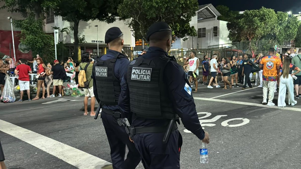 PMERJ's tweet photo. Equipes do #CFAP reforçam o patrulhamento ostensivo na Av. Presidente Vargas, ampliando a visibilidade policial em um dos principais corredores do Centro, garantindo maior segurança para quem circula pela região.
#ServireProteger https://t.co/okdzms6pDn