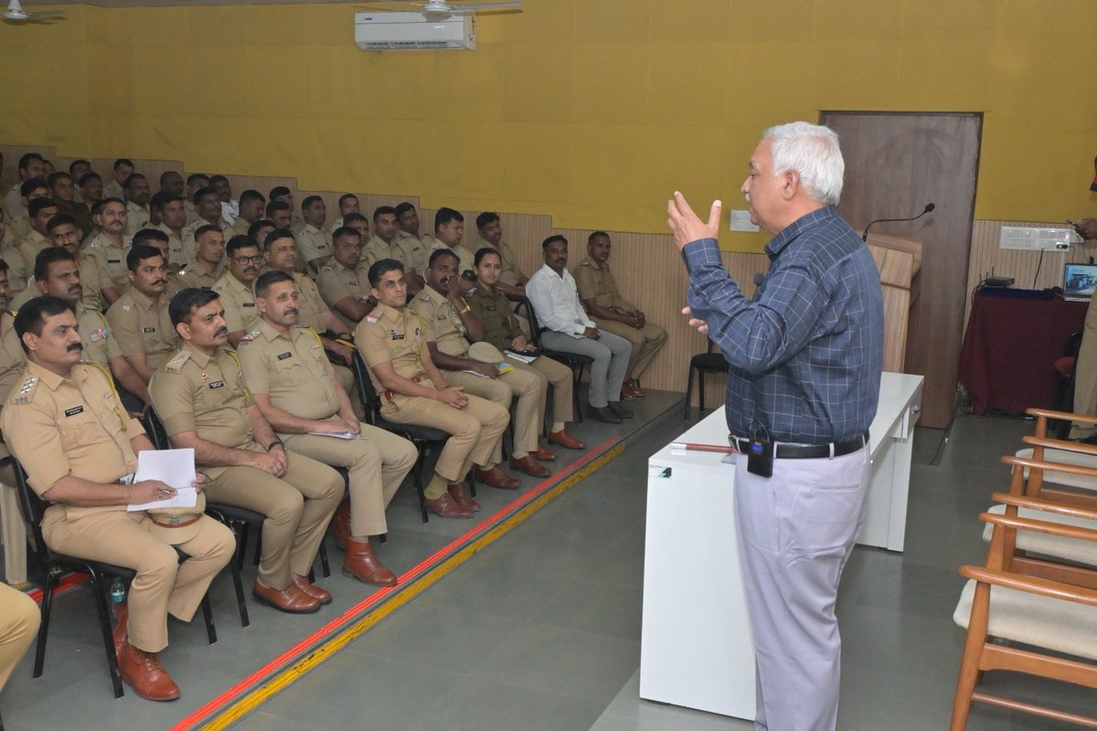 IPSBhushanKumar's tweet photo. A lecture on Emotional Intelligence and Stress Management was delivered for police officers and personnel at the Detective Training School, Nashik. It focused on handling stress, improving self-awareness, and strengthening decision-making under pressure. https://t.co/d2reBWDhp6