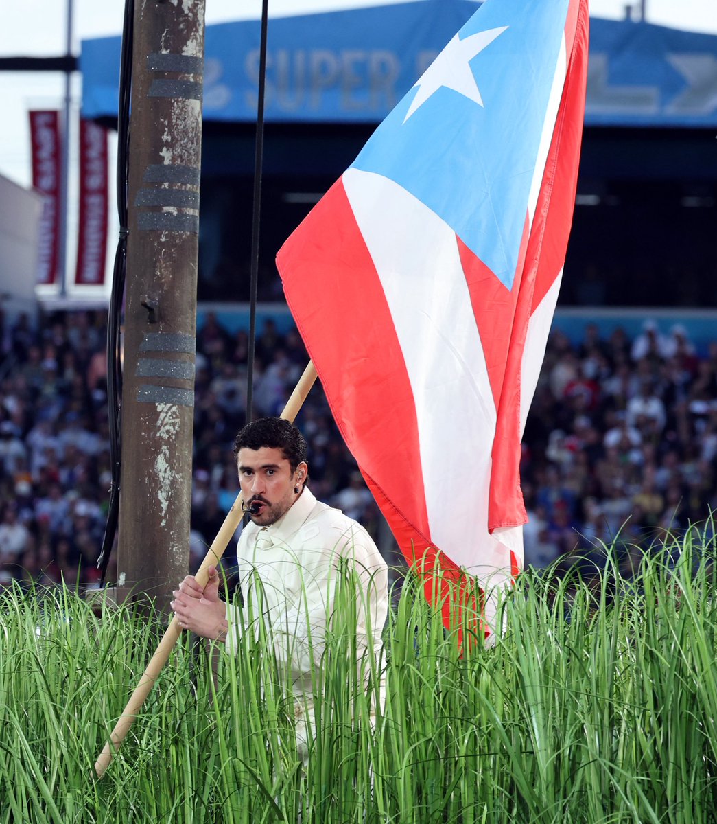 ComplexMusic's tweet image. Bad Bunny’s ‘DeBÍ TiRAR MáS FOToS’ is set to return to No. 2 on the Billboard 200 📈

It returns after selling 246K units following Benito’s #SuperBowl Halftime Show—up 208% 

(via @HITSDD).