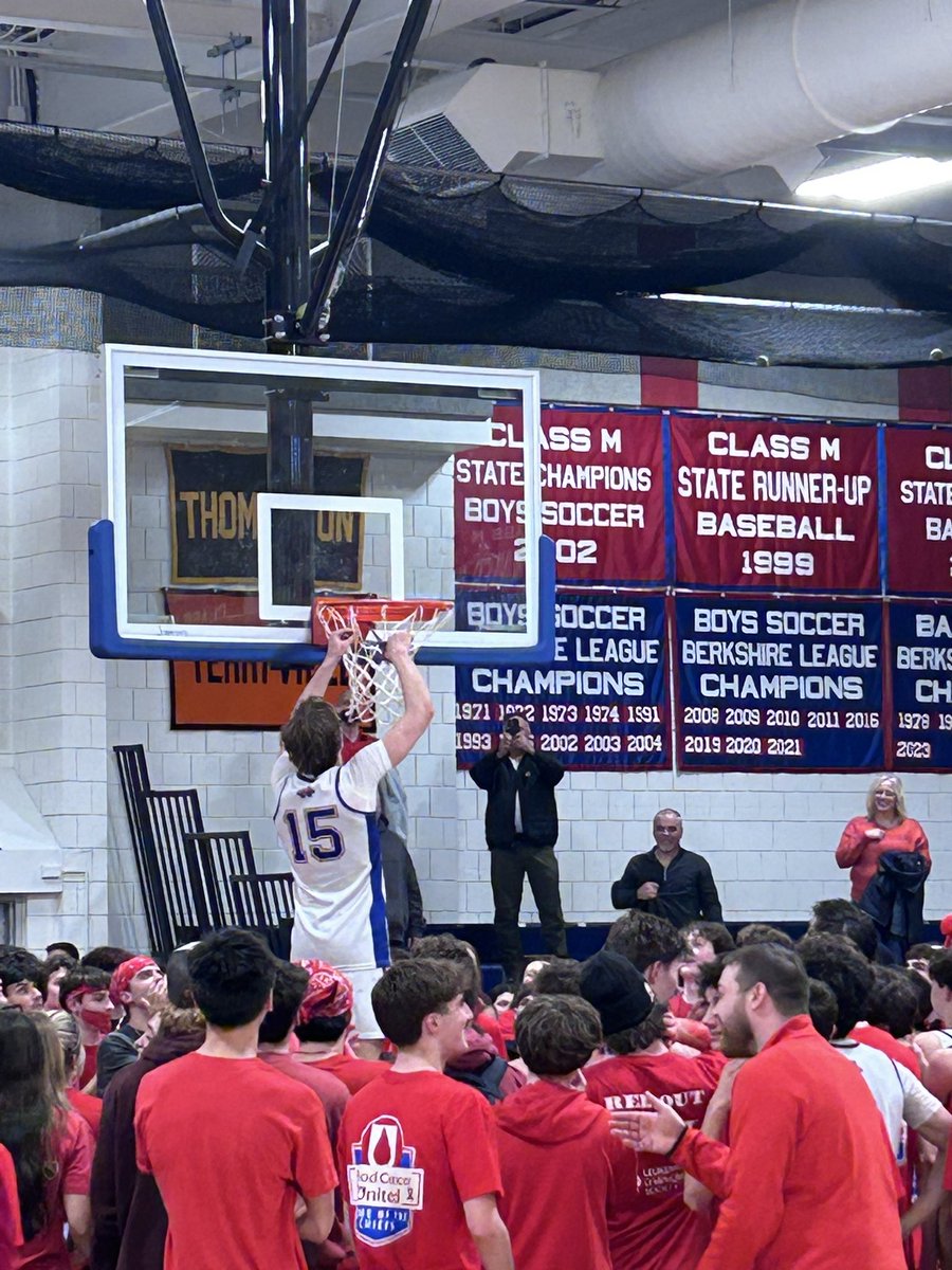 The players for <a href="/NonnewaugAD/">Nonnewaug Athletics (Declan Curtin)</a> cutting down the nets tonight as the chiefs are ‘25-‘26 BL regular season champs. 

The RS title carries massive weight in the league so cutting the nets comes with the territory. #ctbb