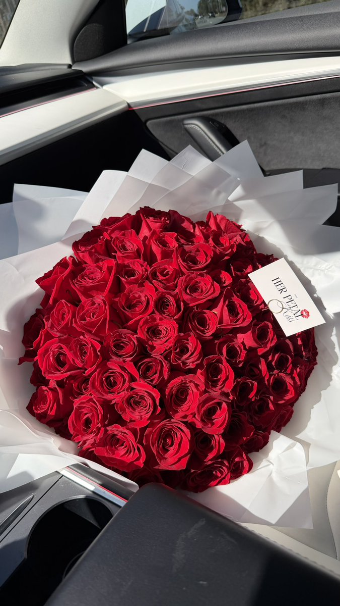 itsrianilamar's tweet image. Maintenance + Surprised with 100 roses today🥹