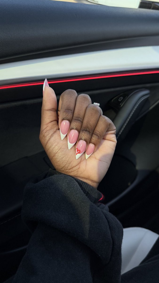 itsrianilamar's tweet image. Maintenance + Surprised with 100 roses today🥹