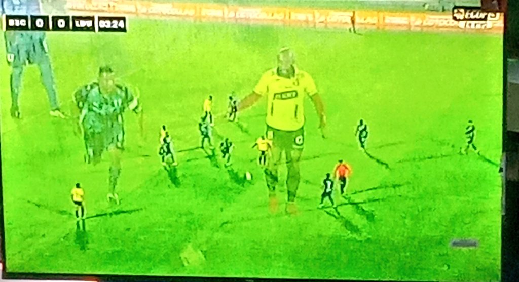 En el partido de las ex glorias entre LIGA DE QUITO y la copia... La casta de LIGA se demostró de largo! Y para que no lo olviden: Se ve y no se toca!!!