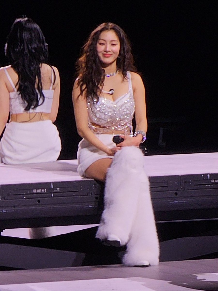 her new outfit is so prettyyy