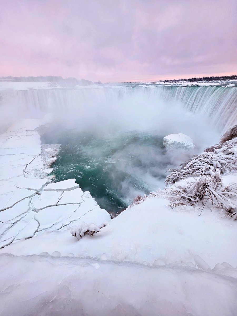 Kat_in_niagara's tweet image. Ode to Valentine's Day tomorrow; a frozen Niagara Gorge landscape tonight under rosy sunset hues. 🩷🧊🌹❄️ 
#ShareYourWeather #NiagaraFalls #StormHour @ThePhotoHour