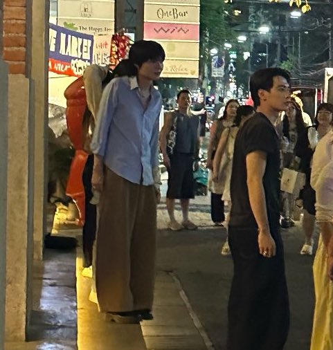 นางยืนมองได้พร้อมสืบข่าวมาก