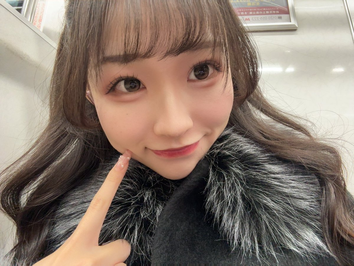 撮影会向かってるよ(( ´ﾉω`)ｺｯｿﾘ
✍️髪の毛パヤパヤだから早くスタジオにはいって治す
今日またカラコン変えてみた