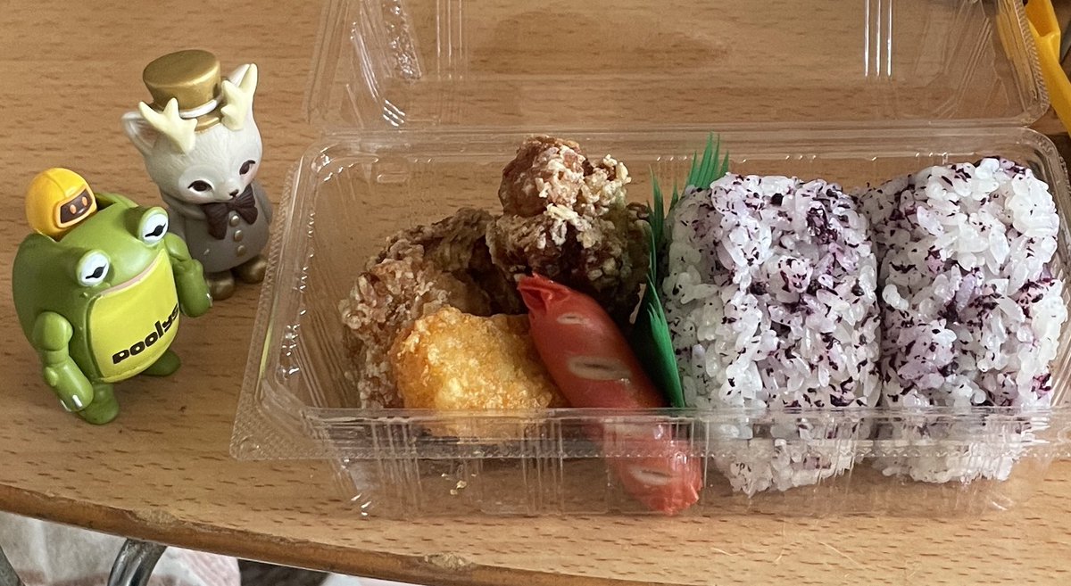 今日サンフレッチェホーム初戦だそうで
取引先様よりサンフレッチェ応援弁当（非公式）
をいただきました
美味しい‼︎
サッカーわからないけどこれ食べられるの嬉しい

#ケローネン #つのねこモリス #サンフレッチェ広島