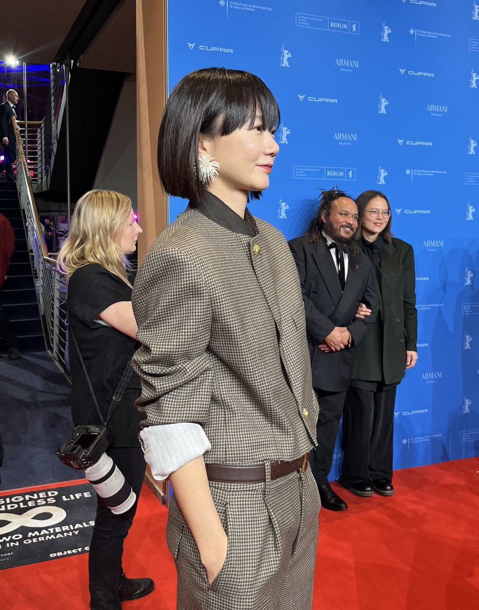 [#배두나 #BAEDOONA]
띵-동! 베를린에서 날아온 <76회 베를린국제영화제> 속 두나 배우 사진을 공개합니다 💌

베를린에서도 '배두나'가 '배두나'했다 ❕❕
현장을 물들인 독보적인 아우라 🌟

남은 베를린 일정 속 두나 배우의 활약도 많은 기대 부탁드립니다 🤍