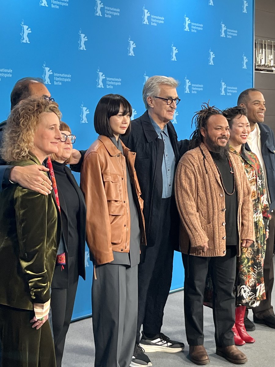 [#배두나 #BAEDOONA]
띵-동! 베를린에서 날아온 <76회 베를린국제영화제> 속 두나 배우 사진을 공개합니다 💌

베를린에서도 '배두나'가 '배두나'했다 ❕❕
현장을 물들인 독보적인 아우라 🌟

남은 베를린 일정 속 두나 배우의 활약도 많은 기대 부탁드립니다 🤍