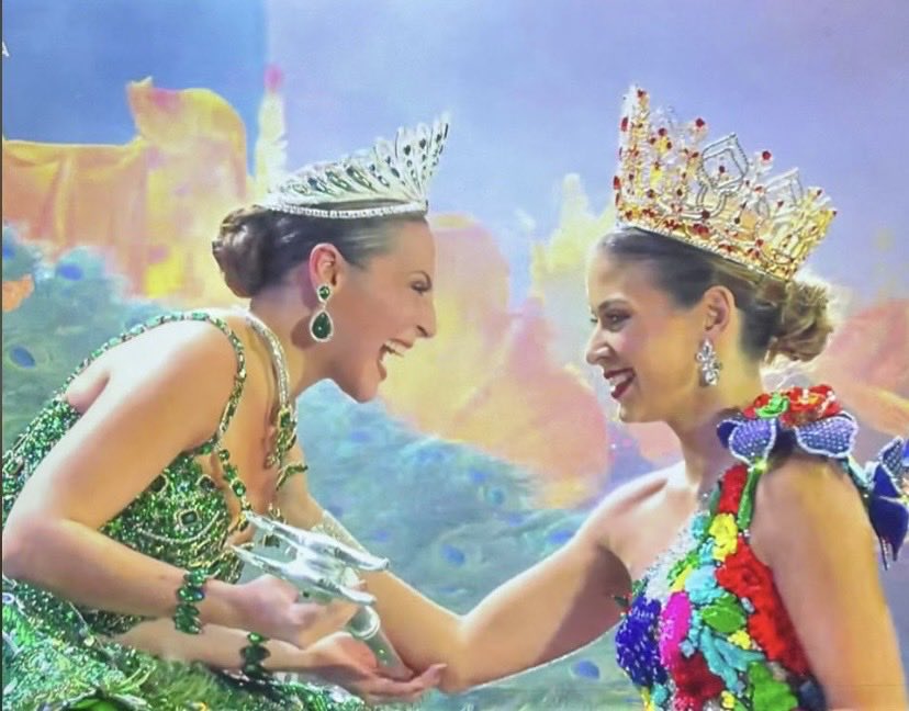 ManuSobrino_'s tweet image. Yo me quedo con esta foto porque a mi Tati me la hirieron mucho. 🥺💛 Mis reinas 👑 #Coronación2026