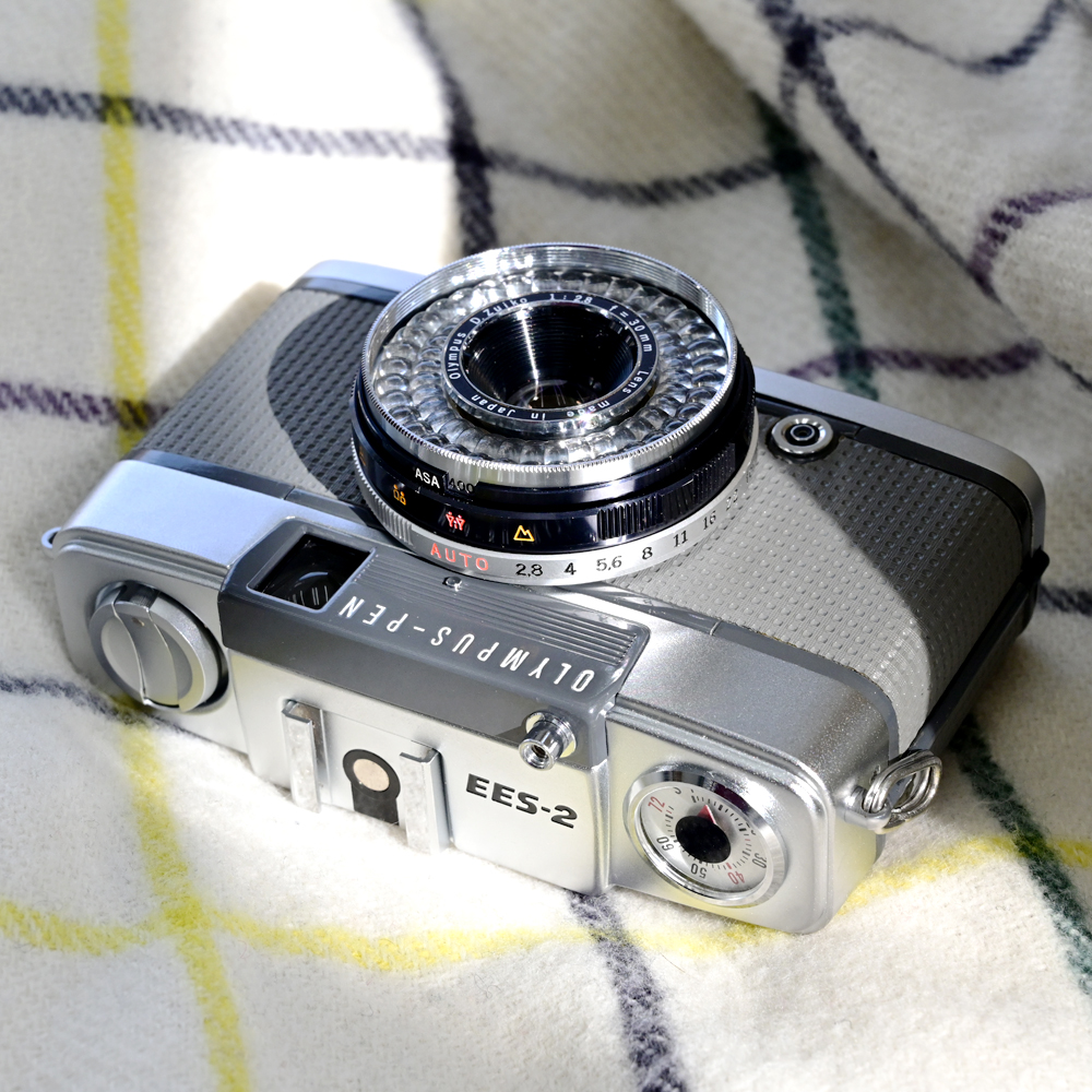 champcamera's tweet photo. OLYMPUS PEN EES-2[整備済] ￥25,000- by #青葉台 店

使いやすさと完成度の高さで大人気な #フィルムカメラ『ペンEES-2』
EESにはなかったホットシューが追加され、ゾーンフォーカスも4段階＆フィルム感度もISO400に対応可能に✨
こちらオーバーホール済みです📷

#PENEES2 #田園都市線
https://t.co/WouMg4SS8z