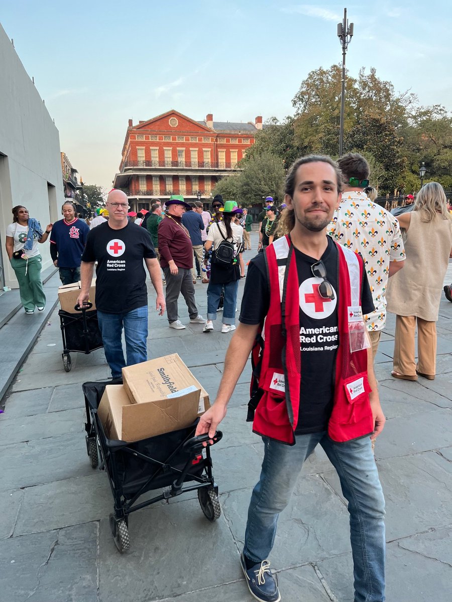 ARCLouisiana's tweet image. Our Fueling the Front Lines team stopped by to check on the National Guard today. We brought the snacks, they brought the discipline, and together we’re making sure Mardi Gras stays safe.

Stay hydrated out there! 🎭🧤

#NOLA #NationalGuard #RedCross #MardiGrasSafety