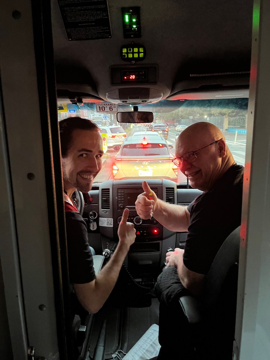 ARCLouisiana's tweet image. Our Fueling the Front Lines team stopped by to check on the National Guard today. We brought the snacks, they brought the discipline, and together we’re making sure Mardi Gras stays safe.

Stay hydrated out there! 🎭🧤

#NOLA #NationalGuard #RedCross #MardiGrasSafety
