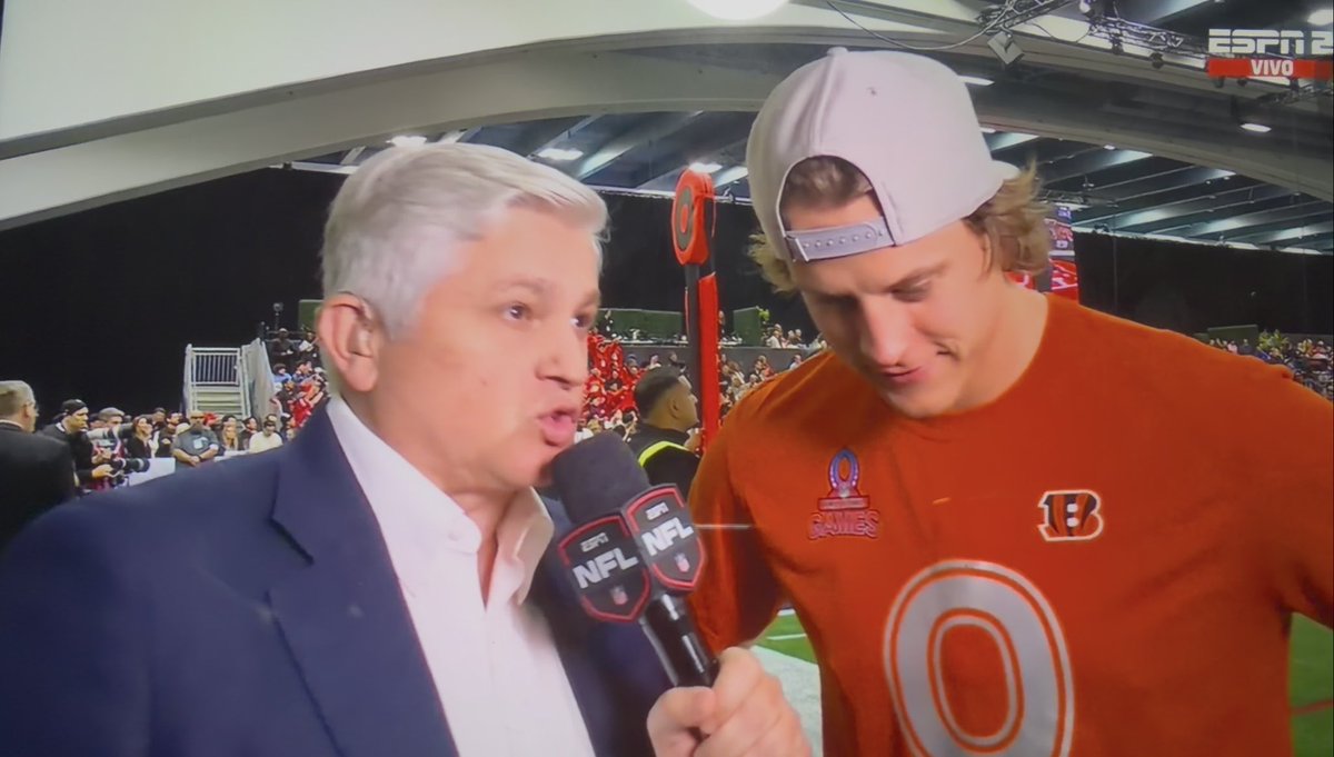 Ustedes creen que él piensa que entiende lo que dice John en español y luego cuando él traduce se da cuenta q no entiende nadaj???ajajajaajajaj #pensando