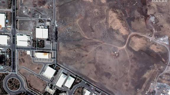 DemLensX's tweet image. BREAKING: 
Iran fortifies underground complex near nuclear site, satellite images show.

The photos, first analysed by the Institute for Science and International Security, a US-based think tank, show tunnel entrances being strengthened at Mount Kolang Gaz La - also known as