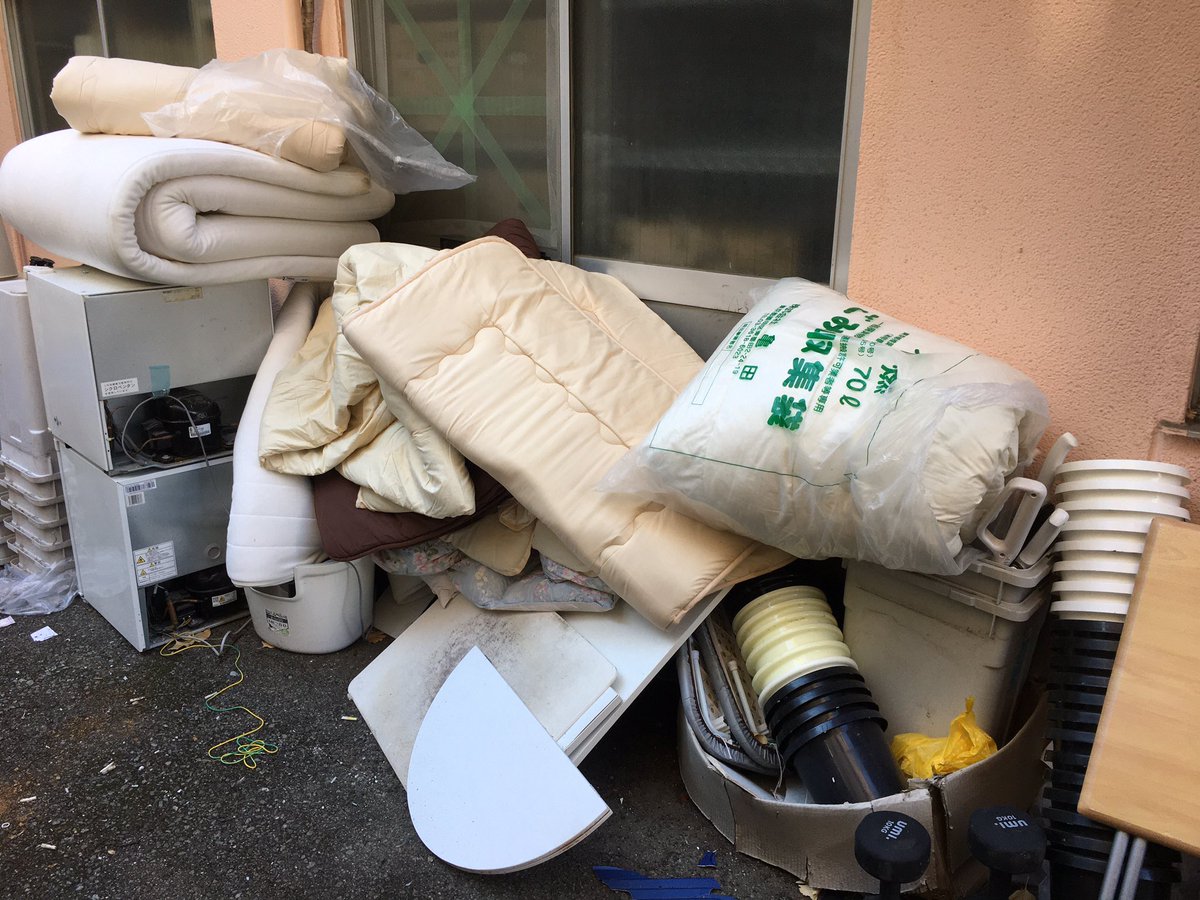 住民の４割が外国人になった新宿区大久保です。

外国人は帰国・引越しする際、不要になった粗大ゴミをそのままポイ捨てして行くのが常態化しています。

ほぼ逮捕されないので統計にも載りません。

偽善者の言う「外国人が増えても犯罪の統計は増えてない」との詭弁はこの現実を無視してます。