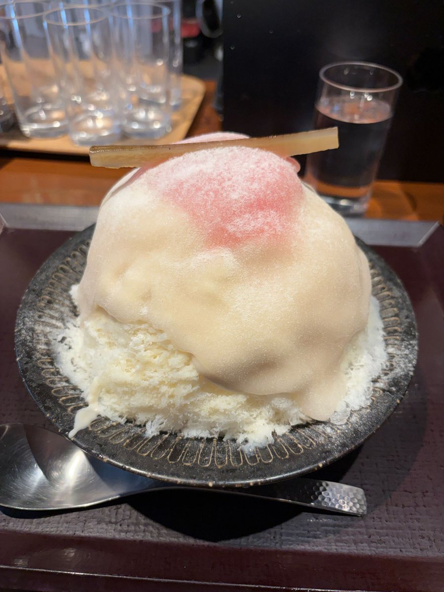 daizylapi's tweet image. 仕事帰りかき氷活動

そろそろ終わってしまいそうなメニューを食べに慌てて来訪。
花びら餅を模したかき氷♡
和菓子の花びら餅も甘く煮た牛蒡含めて大好きなので、絶対に食べたかった。
味噌豆乳ミルクに雪平餅シロップが餅感を演出、中に仕込まれた金柑コンフィチュールがめちゃウマでうれしい♡