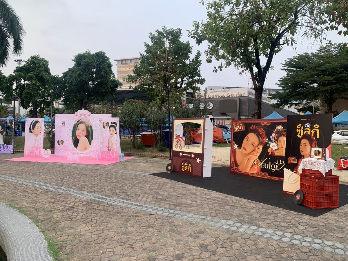 ⋆.˚ 𝗥𝗘𝗩𝗘𝗟𝗨𝗩 𝗣𝗛𝗢𝗧𝗢 𝗚𝗥𝗢𝗨𝗣 ₊˚⊹♡

วันนี้ขอเชิญชวนลัฟวี่ร่วมนัดรวมบงถ่ายรูปหน้าแบคดรอปบ้านไอรีนไทยแลนด์ และซึลกิไทยแลนด์ค่ะ 🩷

📍หอนาฬิกาแดด ทางเข้าราชมังฯ ประตู 1
🕰️ 16.00 น.

#น้องเค้กอินราชมัง