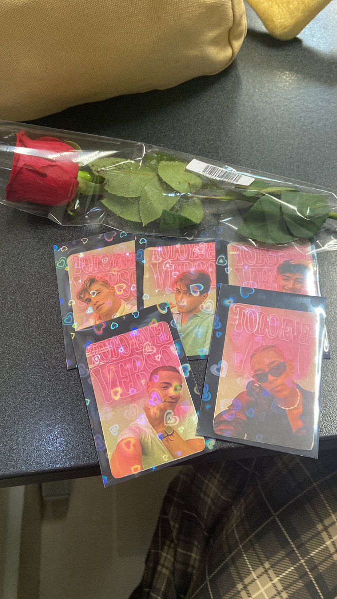 acá no les habia presumido que mi mejor amiga me regalo las pc fandmade de los bravitos echas por ella misma😭🤍

Soy la persona mas feliz🥹