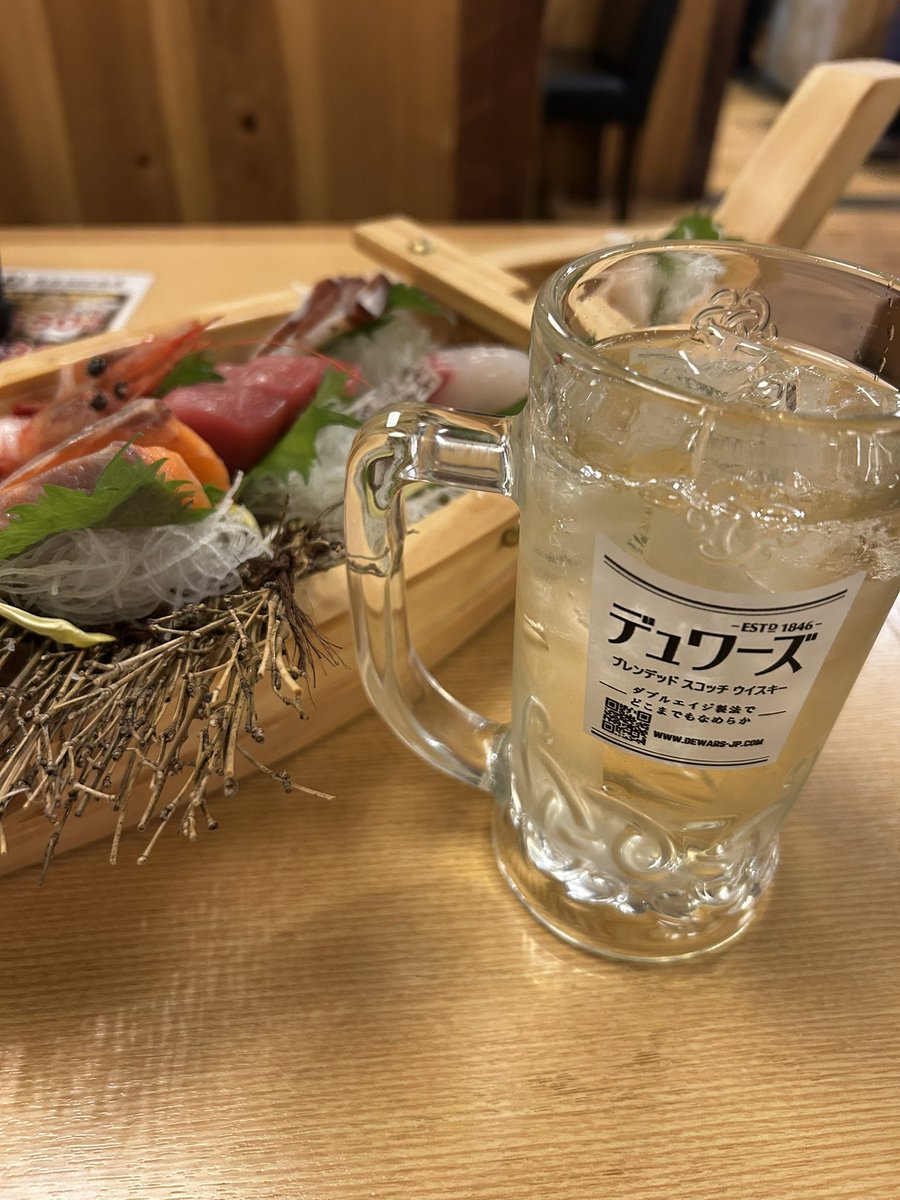 いつぶりか分からない一人飲み開始！！
卓上にハイボールのタップがある飲み放題なので
1時間で6リットルくらい飲みたい！！！💪🔥🔥